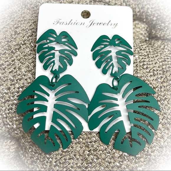 💕Beautiful Green Plantain Leaves Fashion Earrings💕 - Picture 2 of 5